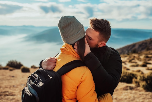 Foto un, pareja joven, se abrazar, posición, encima de, un, montaña