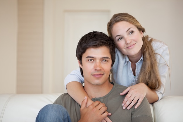 Pareja joven, abrazar