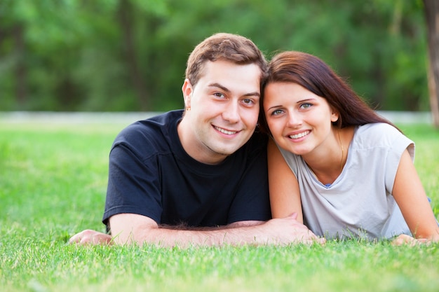 Pareja joven adolescente en el parque