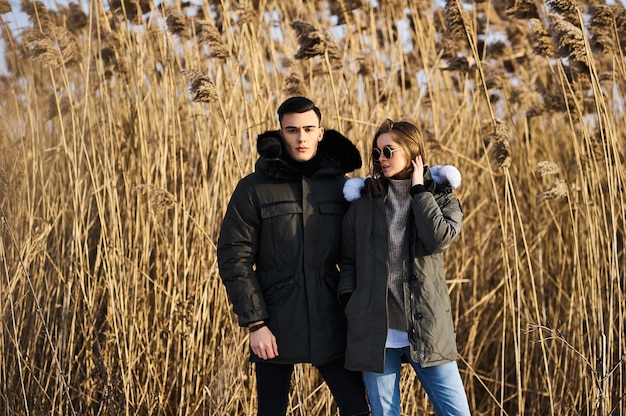 pareja joven, aire libre, en invierno