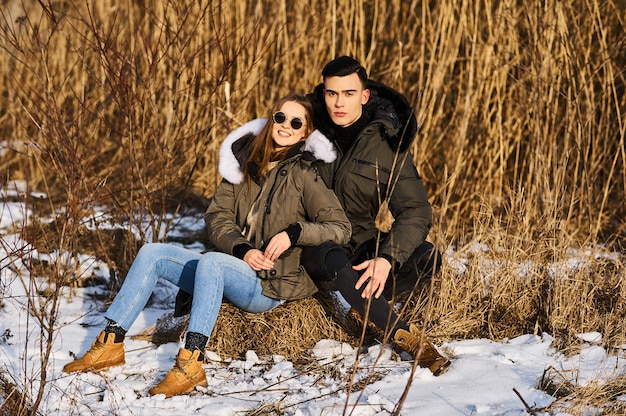 pareja joven, aire libre, en invierno