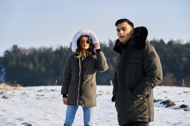 pareja joven, aire libre, en invierno