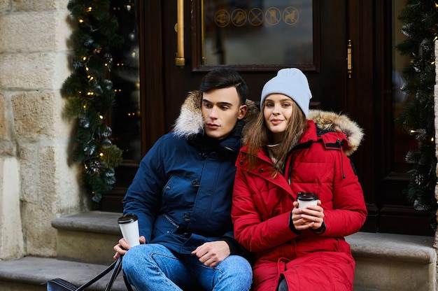 pareja joven, aire libre, en invierno