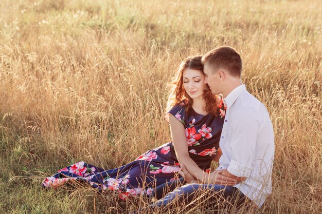 Pareja joven, aire libre