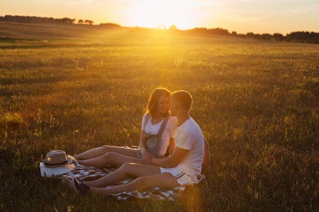 Pareja joven, aire libre