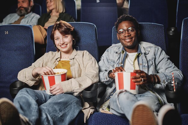 Pareja joven alegre en el cine