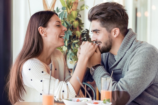 Pareja joven almorzando en el restaurante