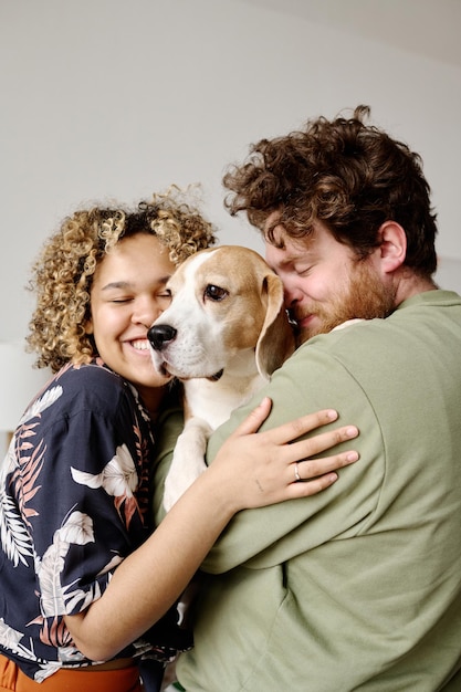 Pareja joven amando a su perro