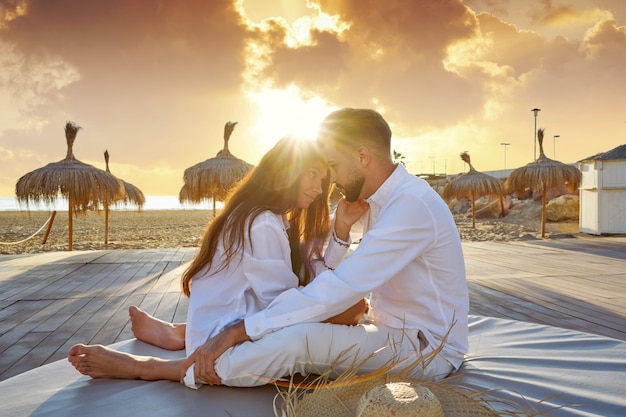 Pareja joven en el amanecer de vacaciones en la playa