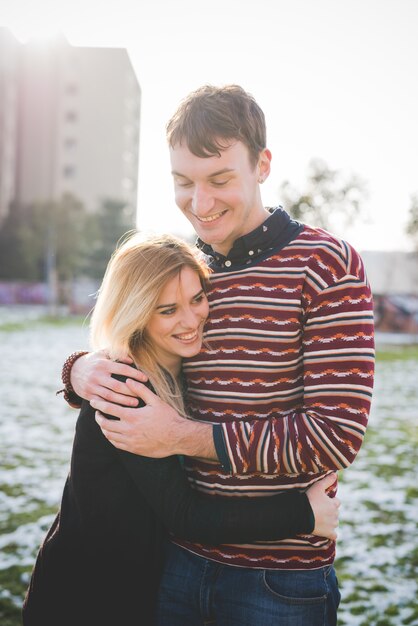 pareja joven amantes auténticos