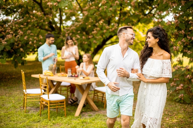 pareja joven, ambulante, en el jardín