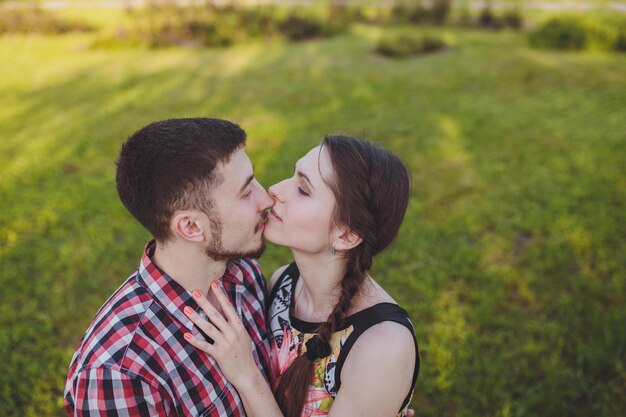 Pareja joven en el amor