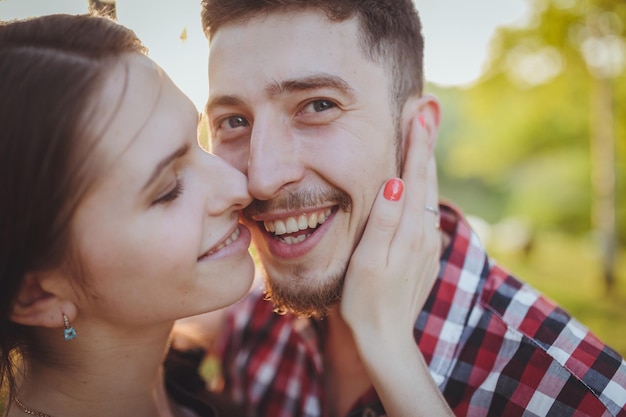 Foto pareja joven en el amor