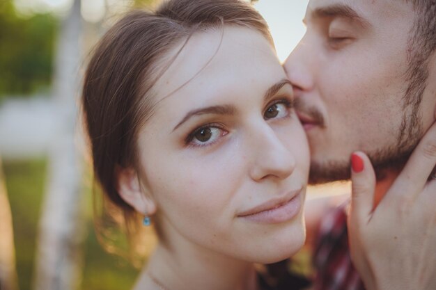 Foto pareja joven en el amor