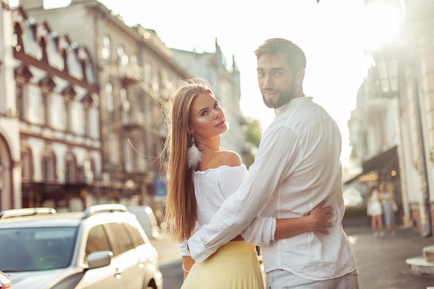 Una pareja joven y amorosa caminando por la ciudad Concepto de amor romántico