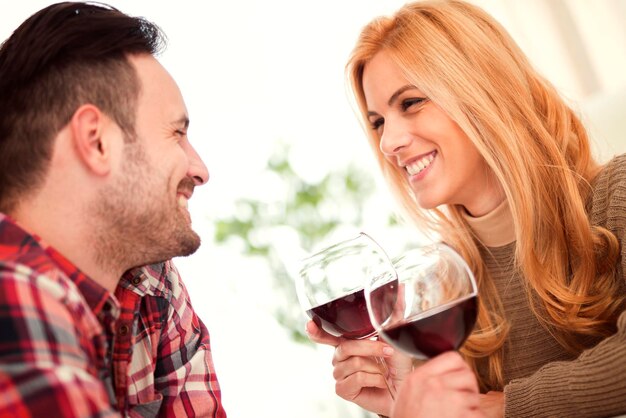 Foto pareja joven, aplausos