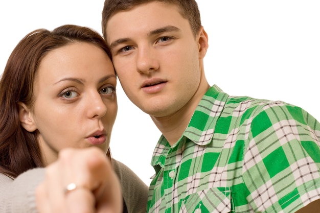 Pareja joven apuntando a la cámara