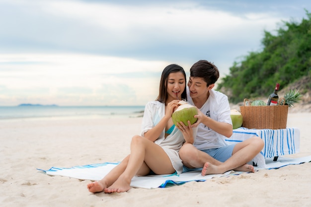 Pareja joven asiática en la playa