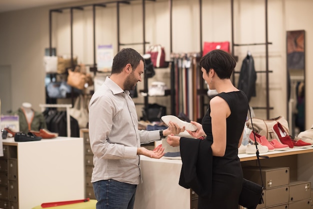 Una pareja joven y atractiva cambia el look con zapatos nuevos en Shoe Store