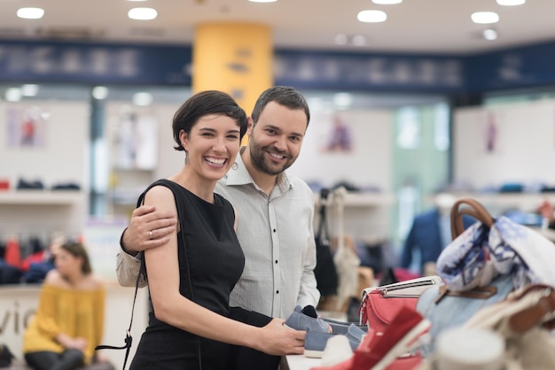 Una pareja joven y atractiva cambia el look con zapatos nuevos en Shoe Store