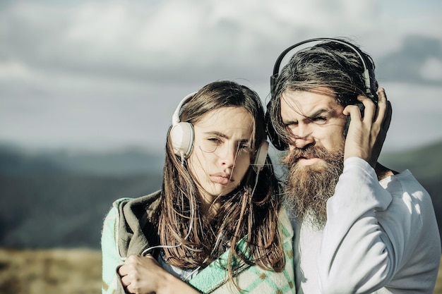 Pareja joven, con, auriculares