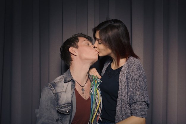 Foto pareja joven besándose divirtiéndose y posando juntos