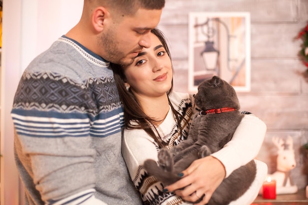 Foto una pareja joven besándose.