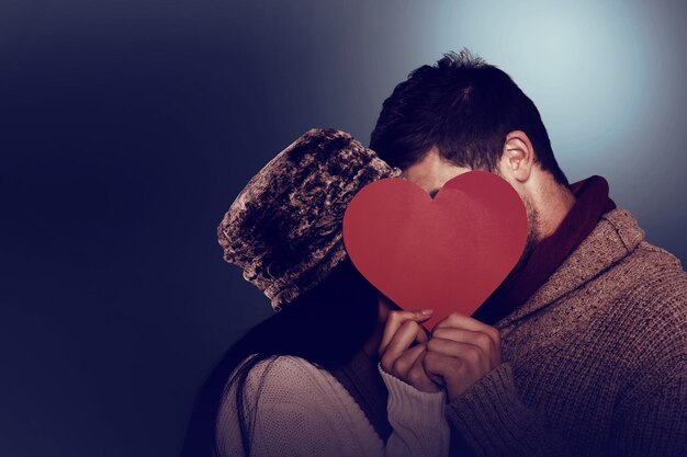 pareja joven, besar, atrás, corazón rojo, blanco, plano de fondo