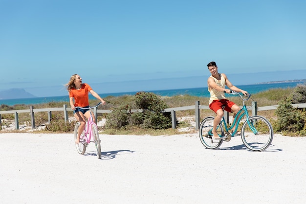 pareja joven, con, bicicletas, en la playa