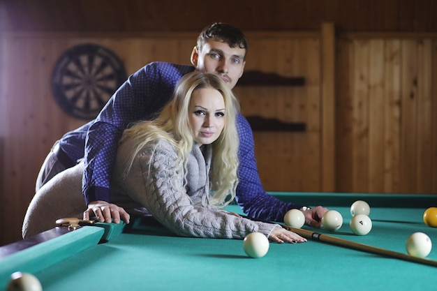 Pareja joven, billar, amor