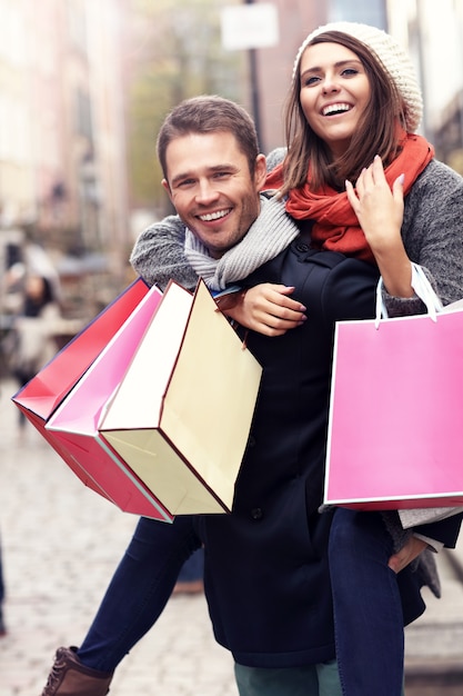 pareja joven con bolsas de la compra