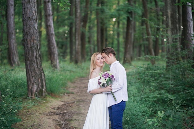 Pareja joven en bosque