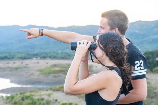 Pareja joven en busca de animales