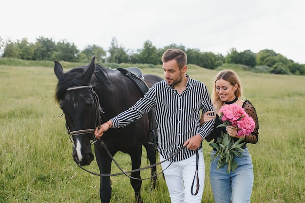 Pareja joven, con, un, caballo