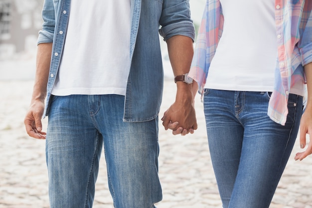 Pareja joven cadera cogidos de la mano