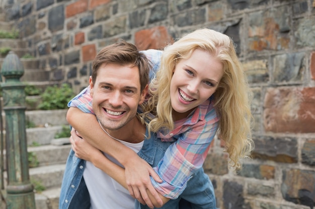 Pareja joven cadera divirtiéndose