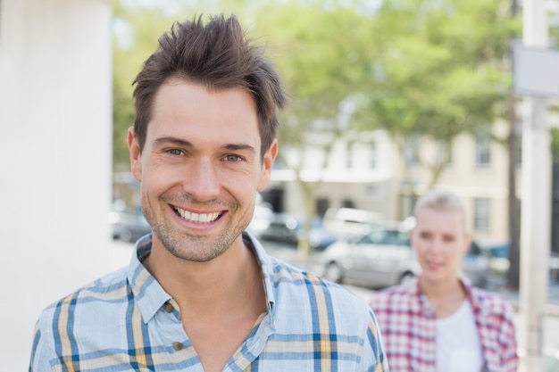 Pareja joven cadera sonriendo a la cámara