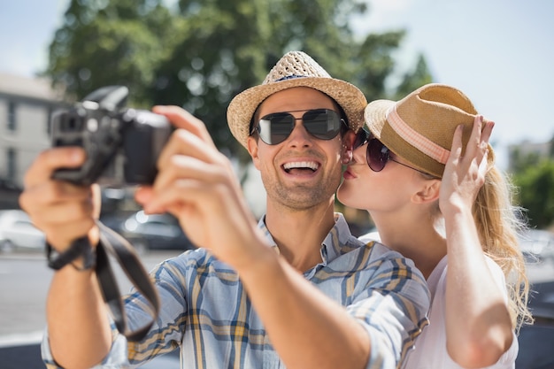 Pareja joven cadera tomando un selfie con cámara