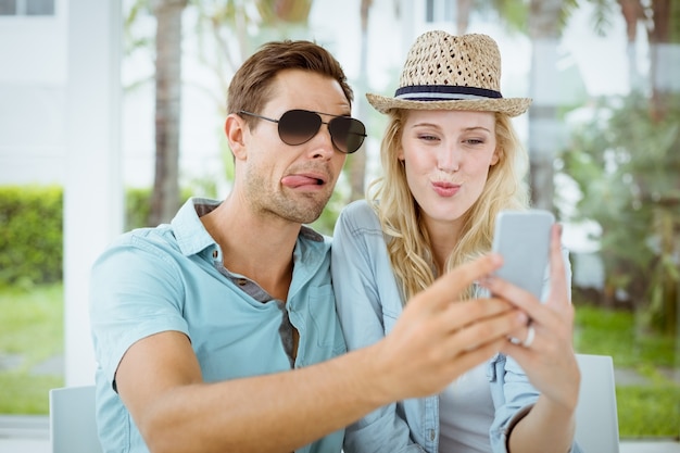 Pareja joven cadera tomando un selfie juntos