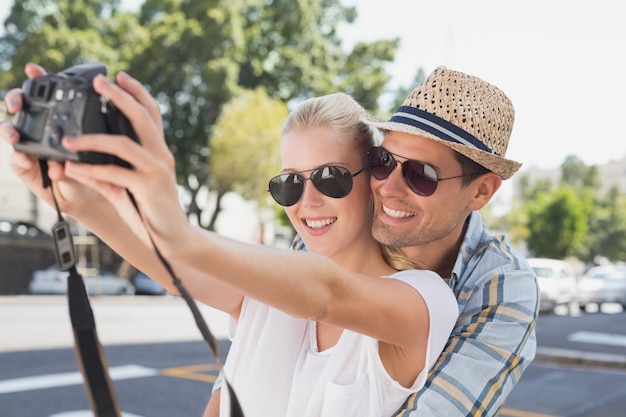 Pareja joven cadera tomando un selfie