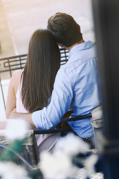 Pareja joven, en, café de la calle