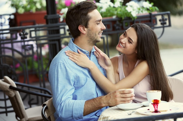 Pareja joven, en, café de la calle