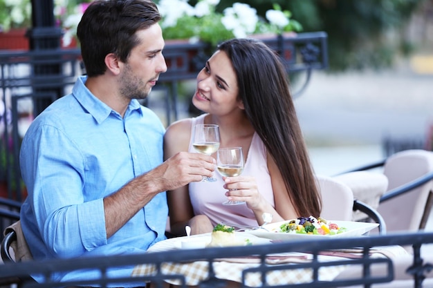 Pareja joven, en, café de la calle