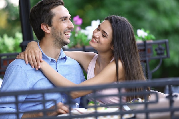 Pareja joven, en, café de la calle