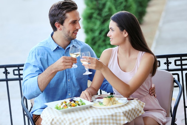 Pareja joven, en, café de la calle