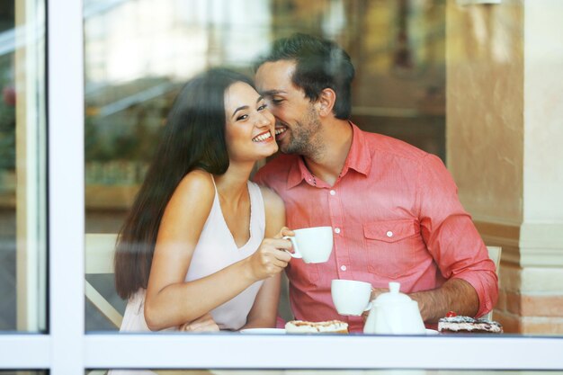 pareja joven, en, café