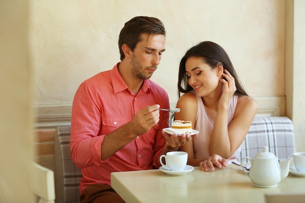 pareja joven, en, café