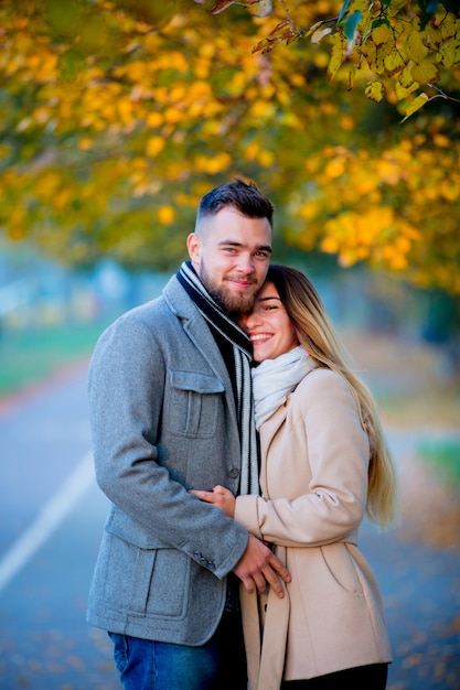 Pareja joven en callejón temporada otoño