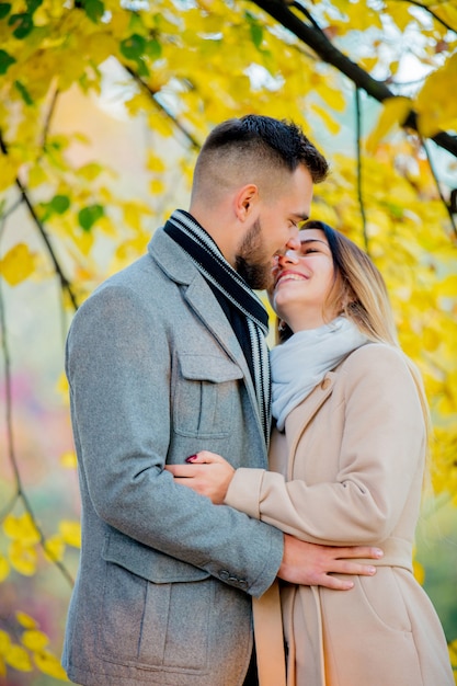 Pareja joven en callejón temporada otoño