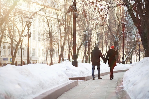 Pareja joven caminando por la ciudad de invierno